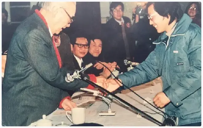 葛振荣·1986年南京艺术学院老院长刘海粟大师给葛振荣颁艺术奖(左起刘海粟，郁宏